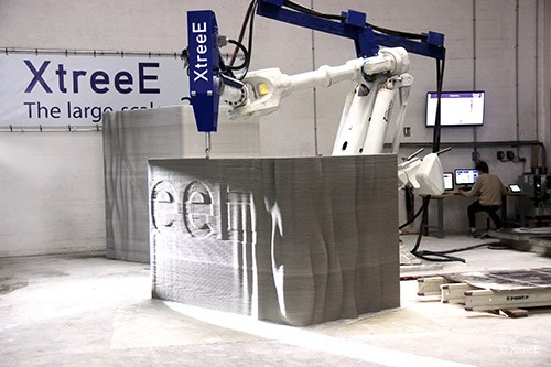 XtreeE system printing a large-format concrete wall element