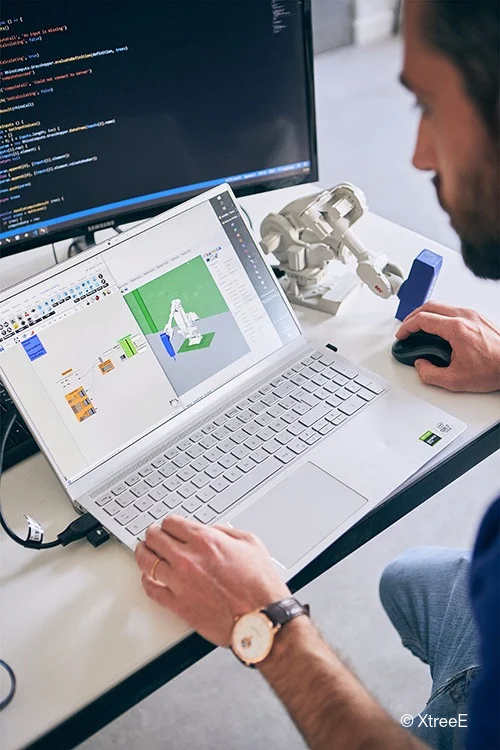  XtreeE engineer preparing a print path using XtreeE Slice+